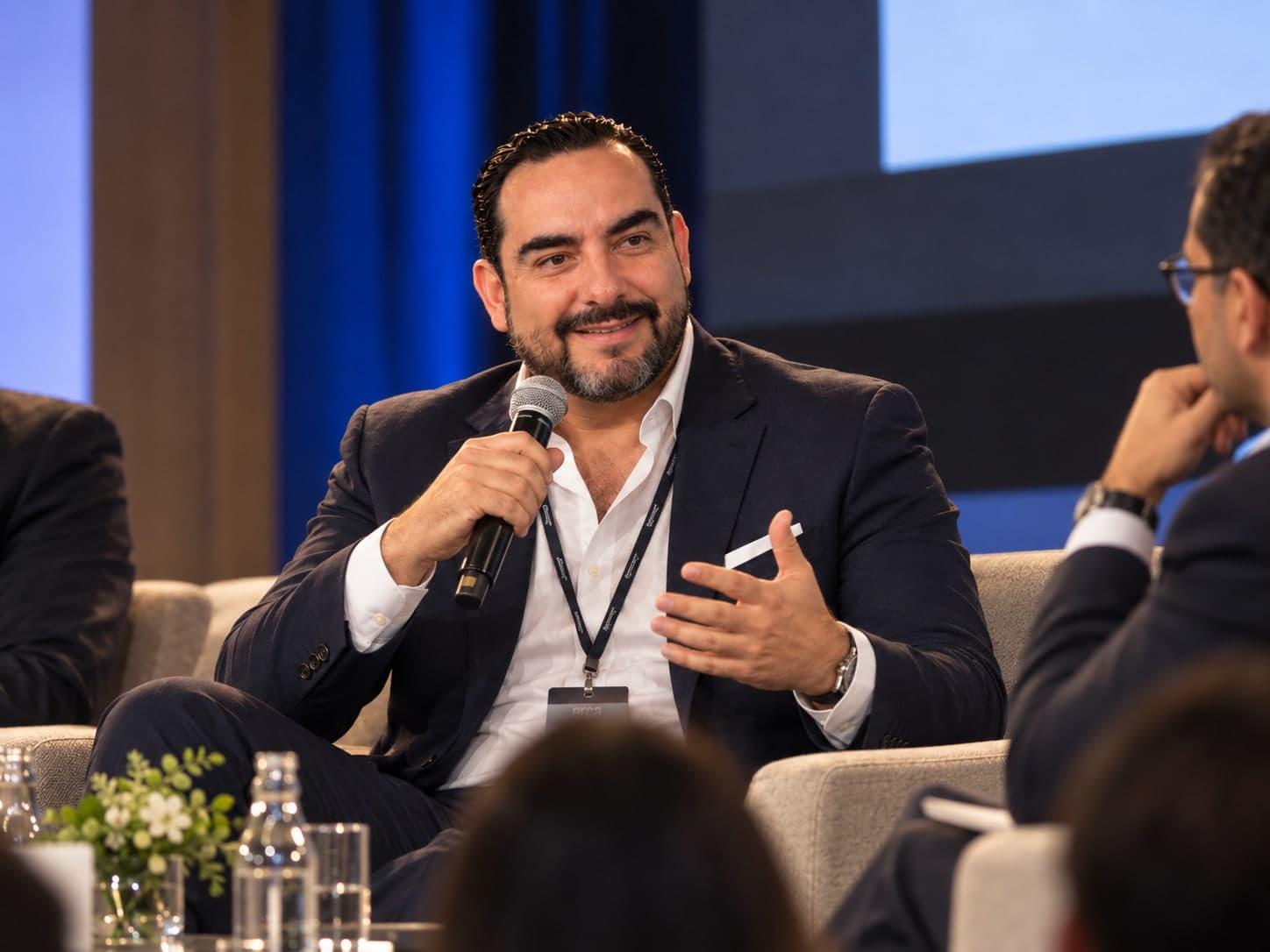Julio Ortiz Mena responde una pregunta sentado en el escenario de un foro sobre tecnología financiera
