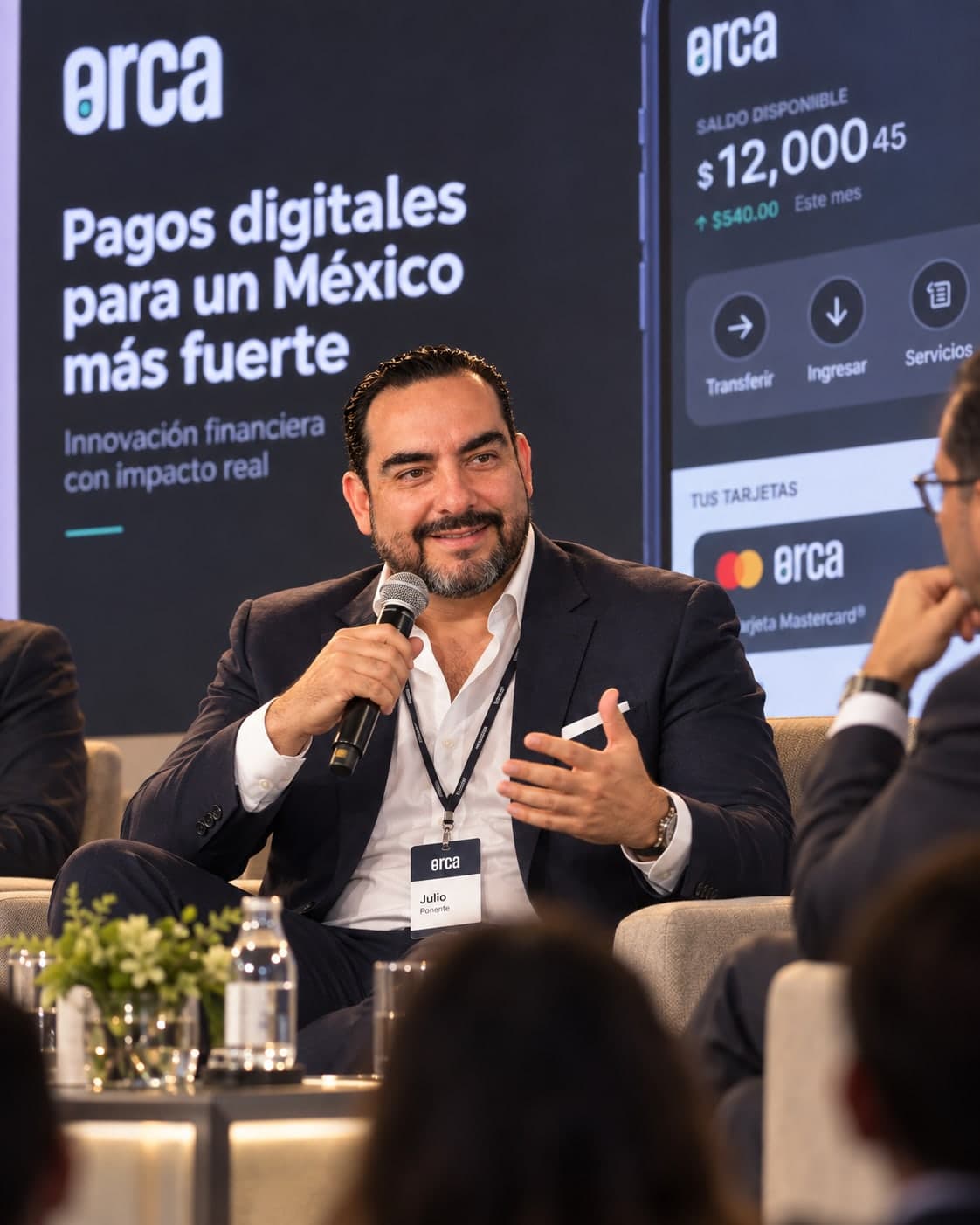 Julio Ortiz Mena habla con micrófono durante un panel de Orca, frente a una pantalla sobre pagos digitales en México